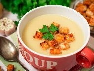 Рецепта Лесна и бърза картофена крем супа с чесън, прясно мляко, масло и крутони